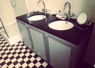 Chambre Delphine: lavabo avec carrelage noir et blanc au sol