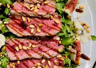 Roast beef with figs and salad