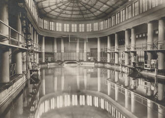 Binnenzicht van het zwembad Van Eyck vóór de verbouwing tot art-decostijl, 1927