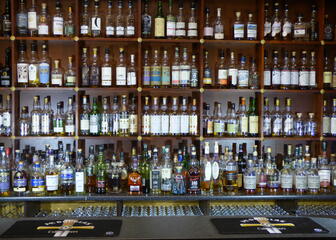 Bar gevuld met flessen whisky