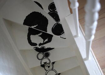 L'escalier blanc raconte une histoire de chat dessinée par le caricaturiste Serge Baeken