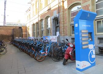 Blue-bikes en la estación Gent-Sint-Pieters