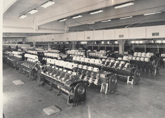 UCO Braun. Fabrikhalle mit Kämmmaschinen, Vorbereitung für die Spinnerei.