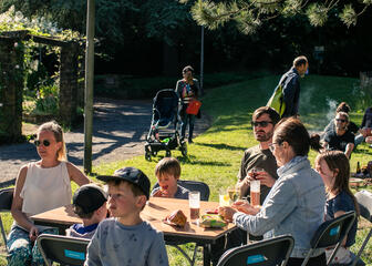 Famille à une table dans le parc