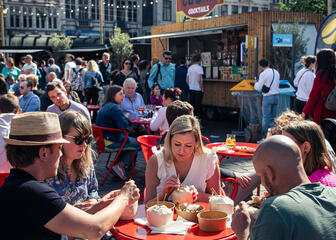 Personnes à une table pendant le festival Gent Smaakt.