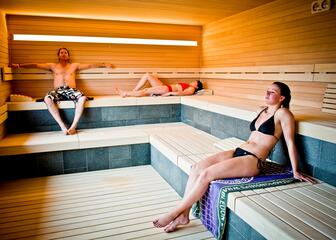 Volwassenen in de panoramische sauna