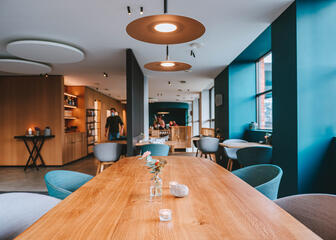 Interior escandinavo con mesas de madera y asientos azul claro