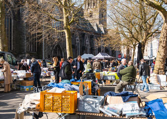 People strolling at the secondhand and antiques market