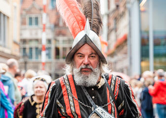 Hombre disfrazado durante las Fiestas de Gante