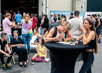Gente comiendo en el Vegan Summer Fest