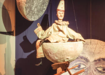 Installation with theatre puppet of Pierke from the 'Spelleke van de Muide'
