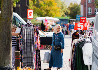 Femme faisant ses courses au marché