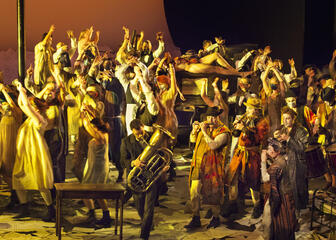 El escenario durante una representación de ópera