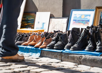 Tweedehands schoenen op een rommelmarkt in Gent