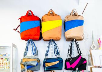 Coloridas mochilas y bolsas de la marca Susan Bijl