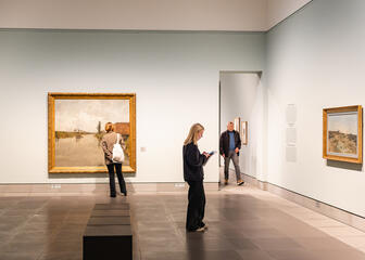 Personas observando obras de arte en el museo MSK 