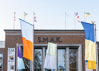 Fachada del S.M.A.K. con banderas