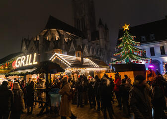 Menschen auf dem Weihnachtsmarkt in Gent