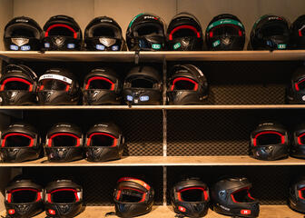 Helme für Indoor-Karting in einem Schrank