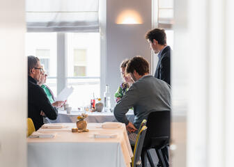 Personas sentadas a la mesa en un restaurante