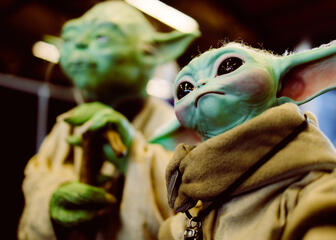 Figurines of Grogu and Yoda 