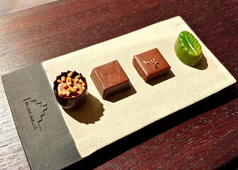 Plato con varias chocolatinas en diferentes formas  