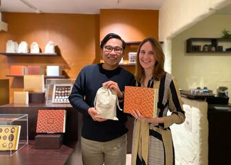 Xiao Liu und Dorien Jaenen, Gründer von Chocolade Ambassade im Laden 