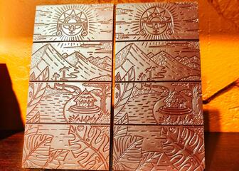 Dos tabletas de chocolate (con leche y puro) que representan un paisaje sudamericano, inspirado en el arte inca 