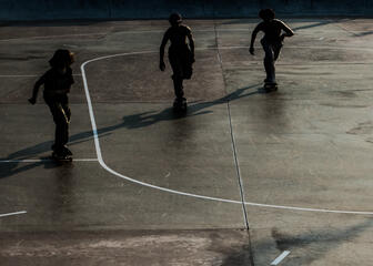 Enkele skaters die skaten op skatepark