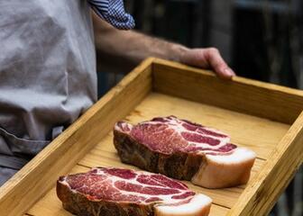 2 stukken vlees op een houten serveerplank