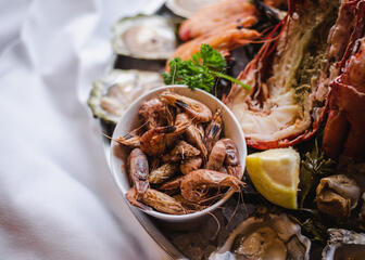 assiette avec huîtres, demi-homard et crevettes