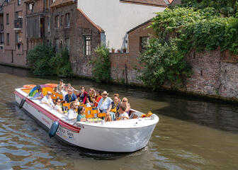 Congresdeelnemers in wit bootje op de binnenwateren van Gent