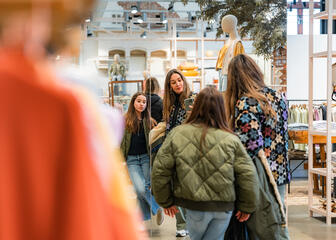 Tiany Kiriloff fait du shopping avec ses filles dans le centre commercial The Post à Gand