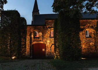 Ruinas bellamente iluminadas de la Abadía de San Bavón en Gante al atardecer