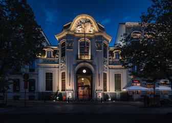 Imposante Fassade der Handelsbeurs am Kouter in Gent in der Abenddämmerung