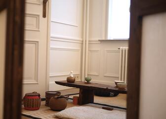 Espace de galerie avec installation temporaire pour la cérémonie du thé et les spectacles japonais