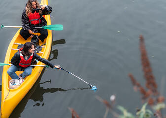 Laura y su amiga mientras pescaban tierra en una canoa en los viejos muelles en Gante