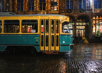 Oude tram met kerstverlichting