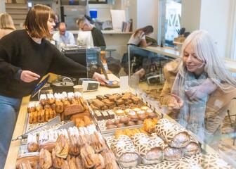 Sarah kiest een gebakje uit bij Way Coffee Roasters in Gent