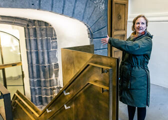 Maaike Blancke fait visiter la Cathédrale Saint-Bavon et le nouveau centre d'accueil des visiteurs.