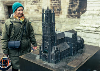 Maaike Blancke explica la Catedral de San Bavón utilizando el modelo