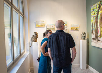 Bezoekers in de galerij