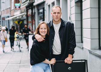 Jannes Deduytschaever y Karen Van Lysebeth delante de su tienda
