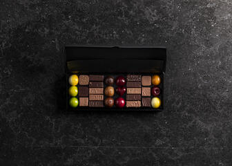 Une grande boîte de chocolats avec toute la gamme