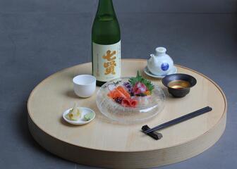 Teller mit japanischem Gericht und Sake