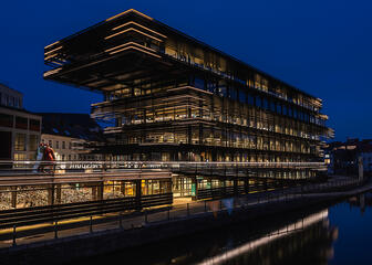 The modern Bibiliotheekgebouw 'De Krook' is beautifully lit at falling evening