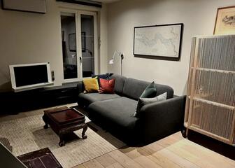 zithoek met grijze sofa, koffietafel en tv