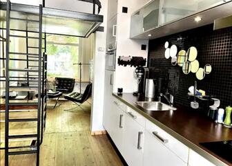 studio met open keuken, mezzanine en zithoek met 2 zetels