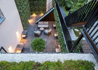zicht op binnentuin met terras en verticale tuin
