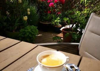 Taza de café en la terraza